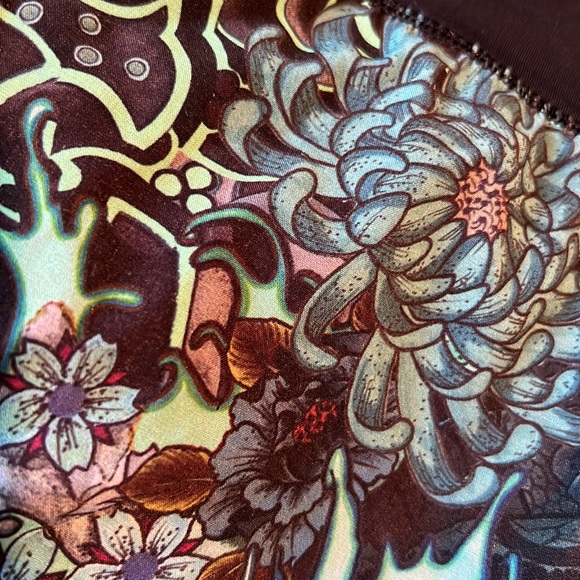 Lululemon speed shorts size 4. - Picture 4 of 4